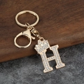 Détail macro du porte-clés lettre H doré avec couronne et strass étincelants incrustés - Style Lettre H avec Couronne (H)