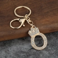 Gros plan détaillé d'un porte-clés lettre Q en cristal étincelant avec motif couronne - Style Lettre O avec Couronne (O)