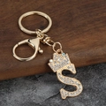 Détail du porte-clés lettre S dorée avec couronne et strass blancs étincelants - Style Lettre S avec Couronne (S)