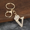 Détail du porte-clés couronne lettre V doré avec strass brillants et fermoir mousqueton - Style Lettre V avec Couronne (V)
