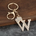 Détail d'un porte-clés doré en forme de lettre W orné d'une couronne sertie de cristaux - Style Lettre W avec Couronne (W)