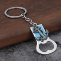 Dettaglio portachiavi apribottiglie nautico con motivo ancora smaltato blu su legno - Sfondo Blu Ancora in Argento