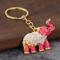 Dettaglio portachiavi elefante rosa e bianco con placcatura in oro e motivi a farfalla - Rosa Rosso