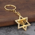 Porte-clés Étoile de David doré avec strass et Menorah sur fond en bois rustique - Doré