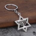 Porte-clés hexagramme argenté avec motif Menorah et strass blancs sur fond rustique - Argenté