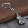 Dettaglio del portachiavi a violino vintage in metallo con finitura argento antico - Canna di fucile