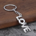 Portachiavi in metallo con lettere LOVE verticali e finitura argento lucido su legno - Stile Palloncino LOVE (Argento) / Argento