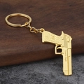 Goldener Desert Eagle Pistolen-Schlüsselanhänger aus Metall auf einem Holzblock - Desert Eagle (Gold) / Gold (Imitationsgold)