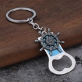 Schiffssteuerrad Flaschenöffner Schlüsselanhänger mit blauem Inlay auf Holzgrund - Antikes Zinn