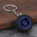 Autoband sleutelhanger met blauwe sportvelg en textuur van zwart rubberen autobanden - Blauw
