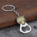 Detalle del abrebotellas llavero con cabeza de tigre en bronce antiguo sobre madera - Bronce Antiguo