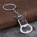Detalle de llavero de águila en bronce antiguo con abridor de botellas integrado - Rojo Antiguo
