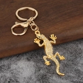 Funkelnder Gecko Schlüsselanhänger aus Goldlegierung mit Strasssteinen und Karabinerhaken - Gold