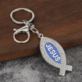 Makroansicht der Jesus-Fisch-Schlüsselanhänger mit Kristallen auf Holz-Hintergrund - Silber + Blau