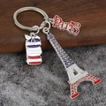 Detail van Parijs sleutelhanger met Eiffeltoren, macarons en belettering op achtergrond - Eiffeltoren Macaron Stijl (001)