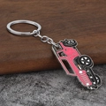 Dettaglio portachiavi fuoristrada rosa con finitura in smalto e anello in metallo - Rosa