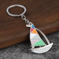 Llavero de velero colorido con acabado esmaltado sobre un marco de metal plateado - Velero de Colores / Colorido