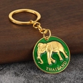 Detalle de llavero de elefante de Tailandia con esmalte verde sobre base de madera - Verde