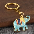 Dettaglio del portachiavi elefante in smalto celeste con scritta Thailand e oro - Celeste