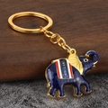 Dettaglio portachiavi elefante tailandese in smalto blu con scritta Thailand - Viola