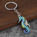 Portachiavi creativo a forma di cavalluccio marino in smalto blu e giallo vivace - Bianco K/Argento