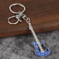 Détail d'un porte-clés guitare électrique bleu émaillé orné de strass brillants - Argent & Bleu