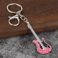 Porte-clés mini guitare électrique en émail rose et cristaux blancs sur base métal - Argent + Rose