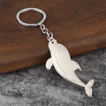 Portachiavi a forma di delfino in metallo argento lucido con anello su legno - Argento