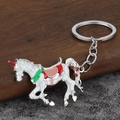 Dettaglio del portachiavi a forma di unicorno in smalto colorato con finiture a mano - Argento e Bianco