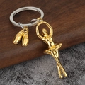 Portachiavi ballerina dorata con scarpette da danza su sfondo in legno di qualità - Oro