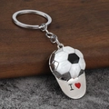 Dettaglio di un portachiavi a forma di cappellino da calcio con trama e incisione I Love - Argento Palla Bianca