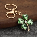 Portachiavi quadrifoglio dorato con cristalli verdi a cuore e chiusura a moschettone - Oro con Verde Chiaro