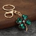 Dettaglio portachiavi a quadrifoglio dorato con petali in cristallo verde a cuore - Oro con Verde