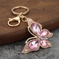 Makroaufnahme von Kristall-Schmetterling-Schlüsselanhänger mit rosa Strasssteinen - Rosa