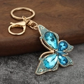 Detailansicht Schmetterling Schlüsselanhänger mit blauen Kristallen und Goldlegierung - Himmelblau
