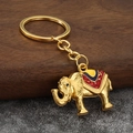 Gouden olifant sleutelhanger met kleurrijk emaille op houten displaysteun - Goud Rood