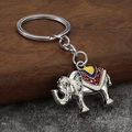 Detail van zilveren olifant sleutelhanger met kleurrijke emaille patronen en omhoog snuit - Zilver Rood