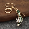 Dettaglio portachiavi a scarpa con tacco con cristalli verdi e decoro floreale - Verde