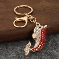 Porte-clés dauphin scintillant avec strass rouges et blancs sur mousqueton doré - Rouge
