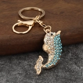 Détail du porte-clés dauphin en strass bleus avec placage doré et fermoir mousqueton - Bleu Ciel