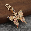 Gros plan détaillé d'un grand porte-clés papillon en alliage serti de strass colorés - Base Dorée Strass Coloré