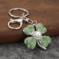 Portachiavi quadrifoglio in cristallo verde con perla e moschettone in argento - Argento