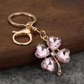 Portachiavi a quadrifoglio con cristalli rosa e montatura in metallo dorato - Placcato Oro Rosa