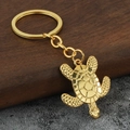 Llavero de tortuga de aleación dorada con patrones detallados en el caparazón y cadena de metal - Dorado