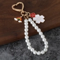 Detalle de cierre de corazón con colgante de arcoíris y anillo de perlas para bolsos - Arcoíris + Flor Roja + Perla