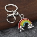 Vue détaillée du porte-clés arc-en-ciel coloré avec charms étoile et nuage argentés - Argenté