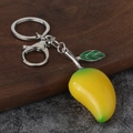 Dettaglio di un portachiavi a forma di mango in resina con foglie verdi - Mango Giallo + Ferramenta Argento (Bianco K Giallo)