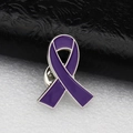 Détail macro de la broche ruban en émail violet avec fermoir papillon sécurisé - Violet