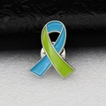 Détail de la broche ruban émaillé bleu et vert avec fermoir papillon en métal argenté - Cyan