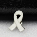 Macro-opname van een witte emaille lintspeld met zilveren metalen rand voor bewustwording - Wit